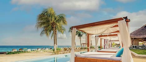 Playa privada en los alrededores, camas de playa gratuitas y camastros