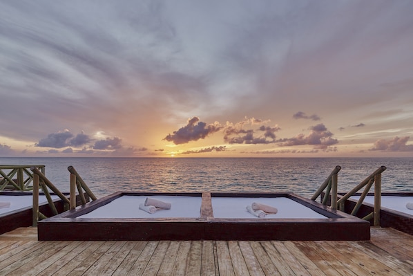 Playa privada, camas de playa gratis, sillas reclinables de playa