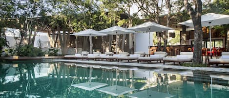 Udendørs pool, åben fra kl. 08.00 til kl. 20.00, gratis hytter