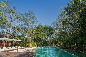 Piscina externa, funciona das 8h às 20h, barracas de cortesia