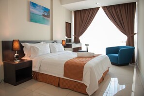 豪華套房, 2 間臥室 | 客房內保險箱、書桌、熨斗/熨衣板、折疊床/加床