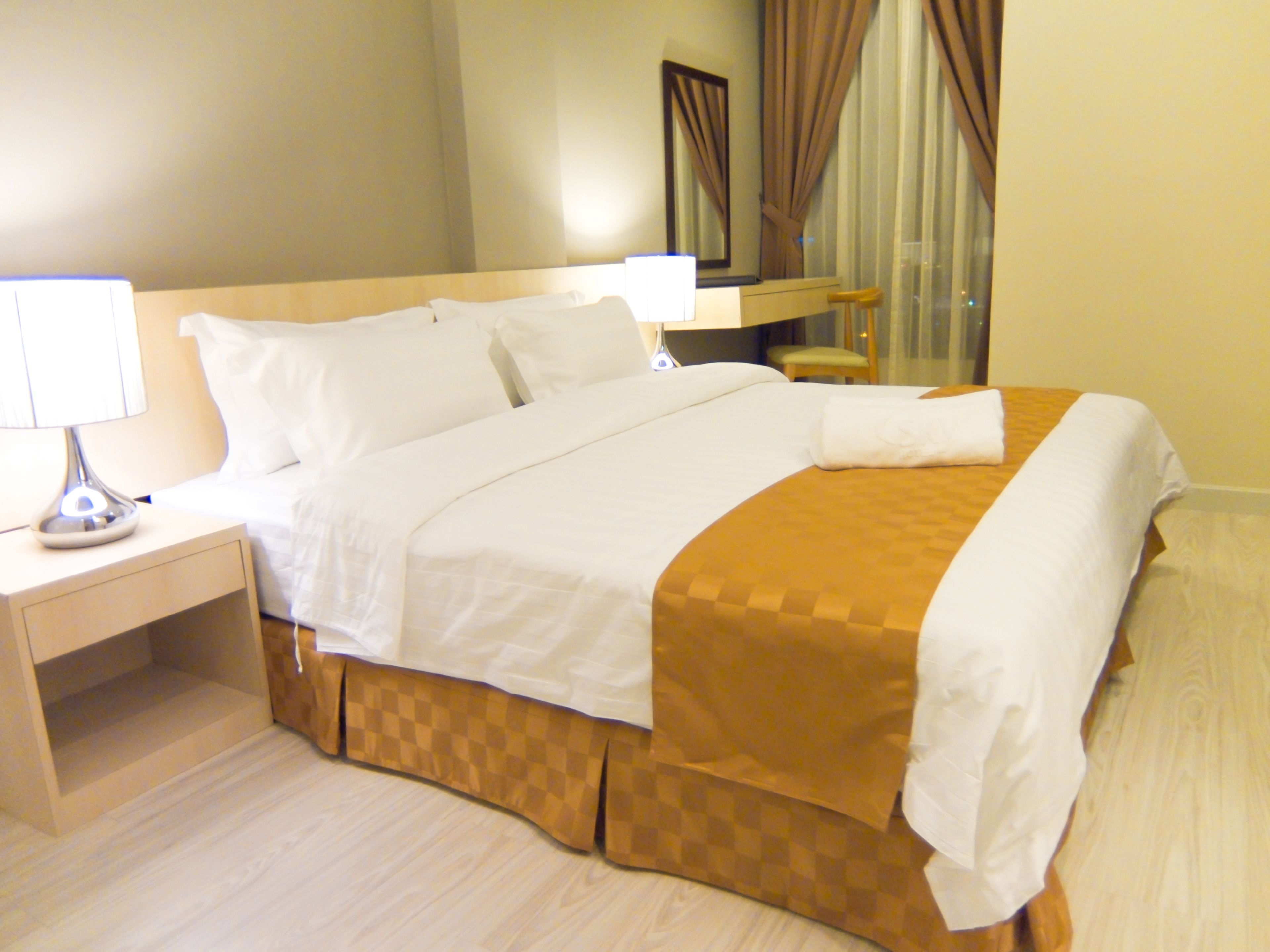 studio suite, 1 bedroom | in-room safe, desk, iron/ironing board, rollaway beds