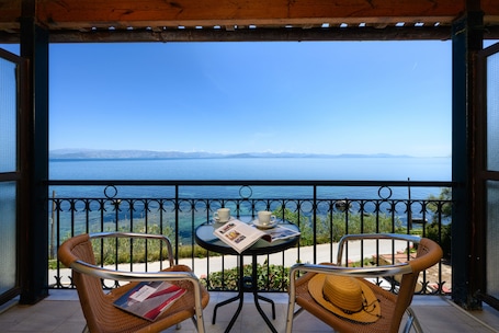 Habitación Deluxe doble, balcón, vistas al mar | Colchones viscoelásticos, escritorio, sistema de insonorización. Batelo Boutique Hotel - Adults Only
