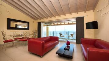 Panorama penthouse, terras, uitzicht op zee | Woonkamer | Een 20-inch televisie met kabelzenders