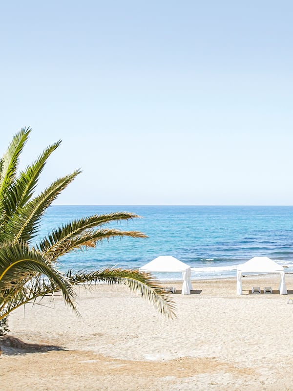 En la playa, camas de playa (con cargo), camastros y sombrillas