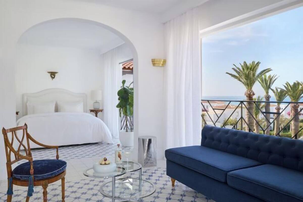 1 kamar tidur, minibar, brankas, dan didekorasi berbeda-beda