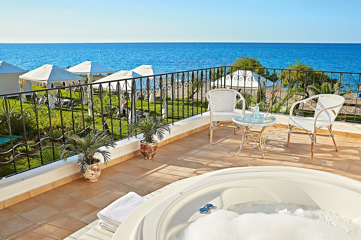 4 bedroom beach villa seafront | terrace/patio