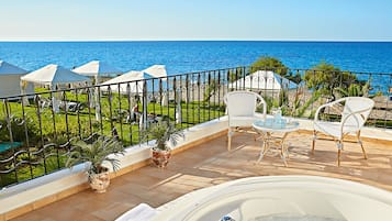 4 Bedroom Beach Villa Seafront | 露台