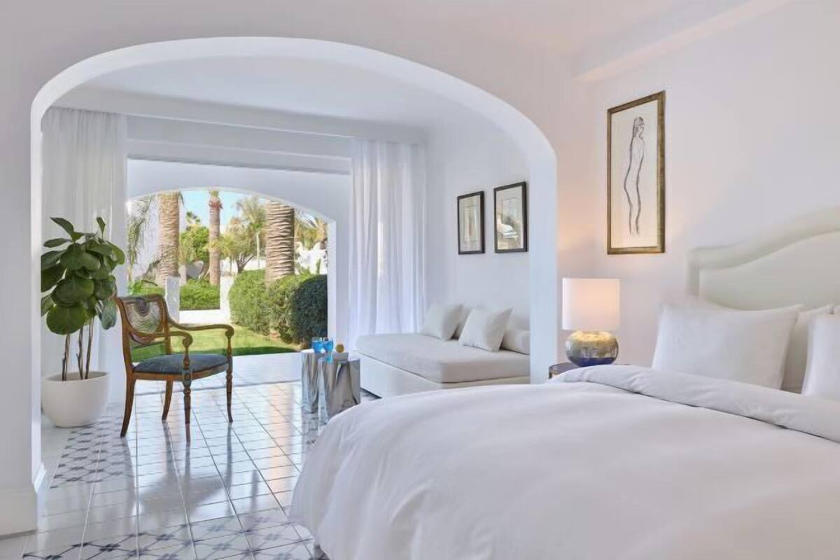 1 kamar tidur, minibar, brankas, dan didekorasi berbeda-beda
