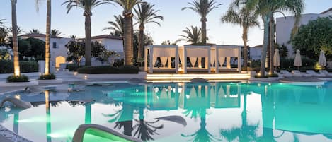 Außenpool, Sonnenschirme, Liegestühle