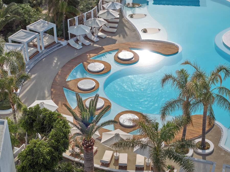 Outdoor pool, pool umbrellas, sun loungers