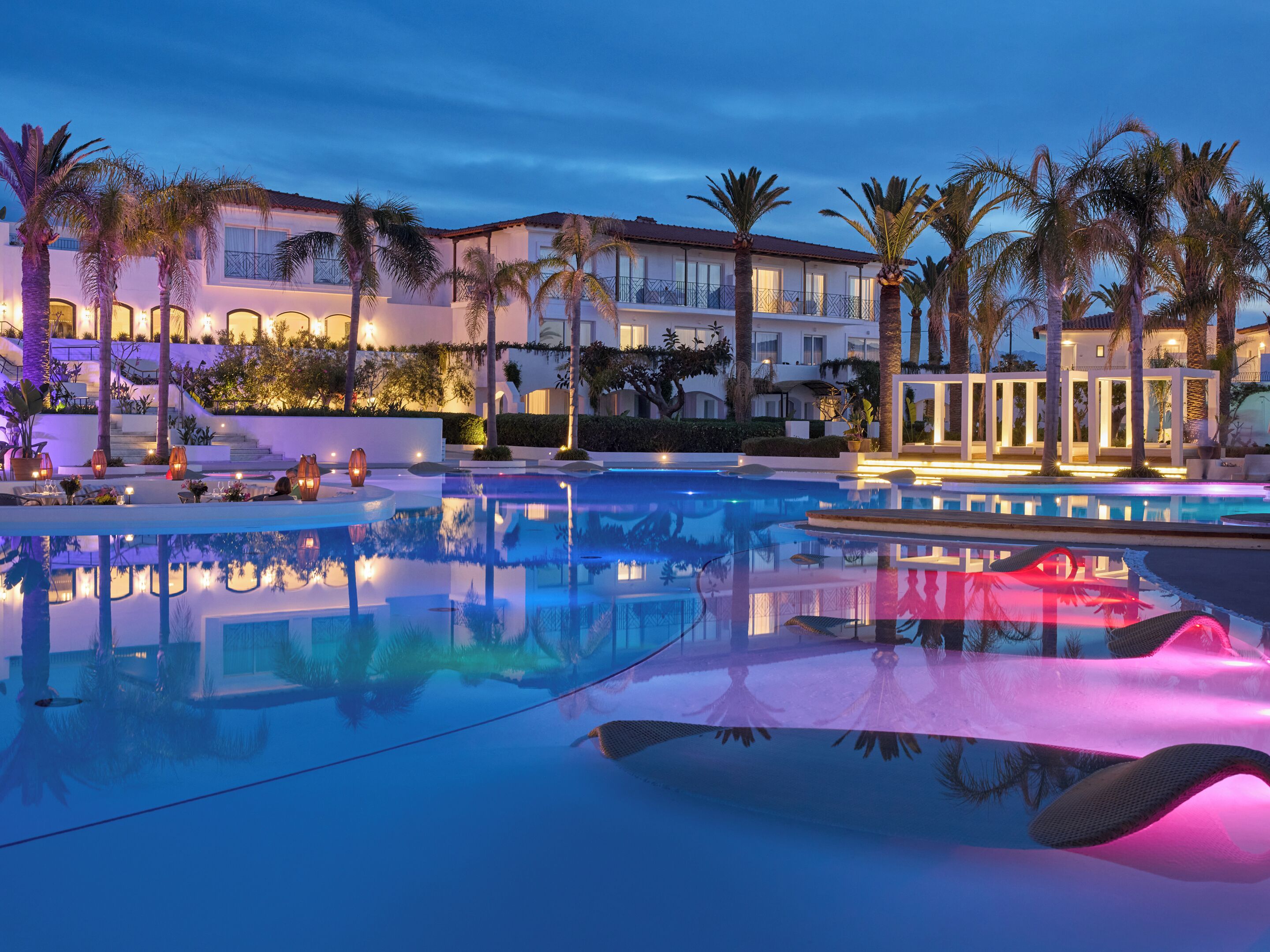 室外泳池；泳池傘、躺椅