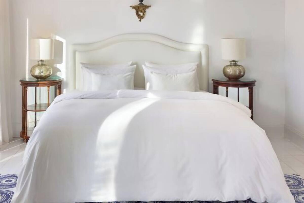 1 kamar tidur, minibar, brankas, dan didekorasi berbeda-beda