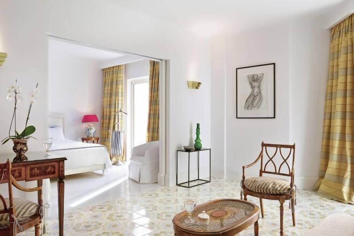 1 kamar tidur, minibar, brankas, dan didekorasi berbeda-beda