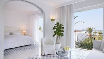 Deluxe Family Suite. | Minibar, in-room safe, individually decorated, blackout drapes