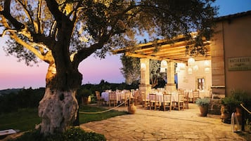 2 restaurants; breakfast and dinner served