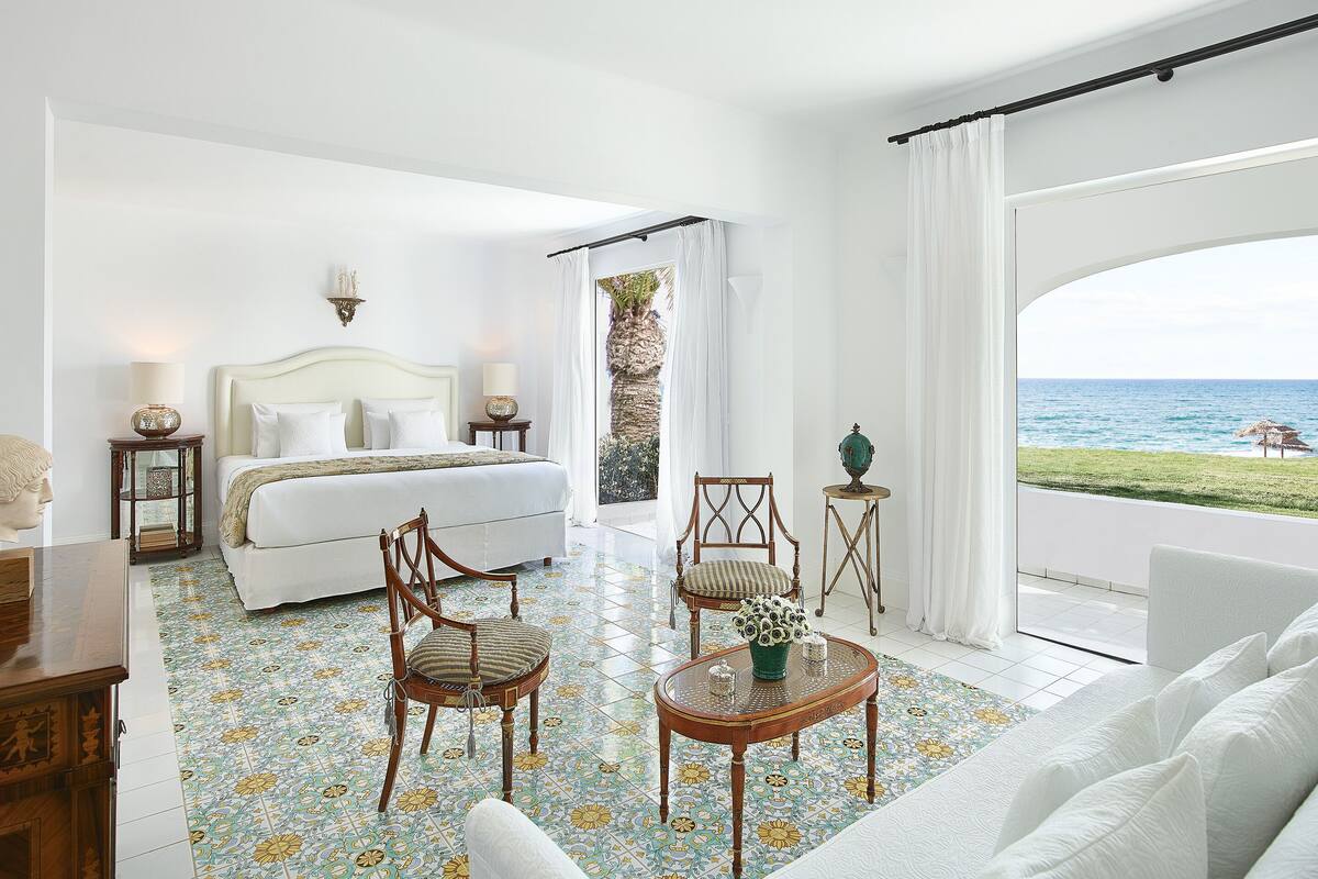4 Bedroom Beach Villa Seafront | 1 chambre, minibar, coffres-forts dans les chambres