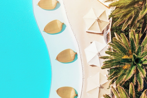 Ulkouima-allas, aurinkovarjoja, aurinkotuoleja