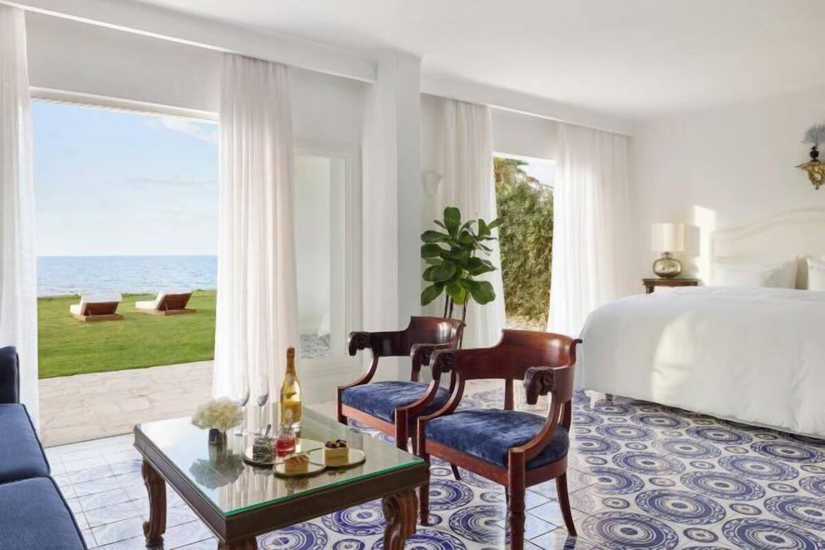 1 kamar tidur, minibar, brankas, dan didekorasi berbeda-beda