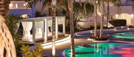 Outdoor pool, pool umbrellas, sun loungers