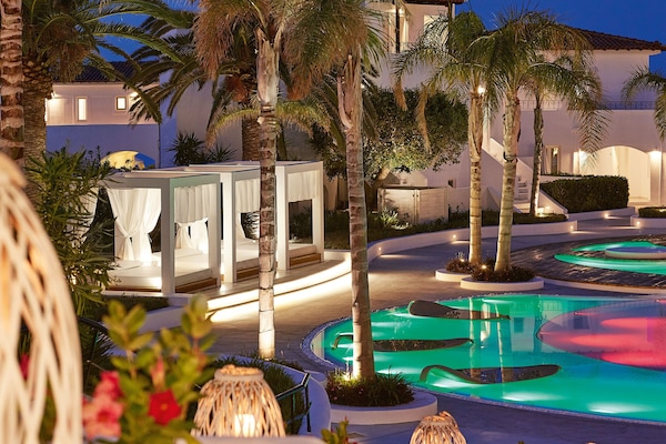 Utendørsbasseng, bassengparasoller og solsenger