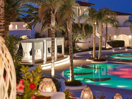 Piscina all'aperto, ombrelloni da piscina, lettini. Caramel, A Grecotel Resort to Live