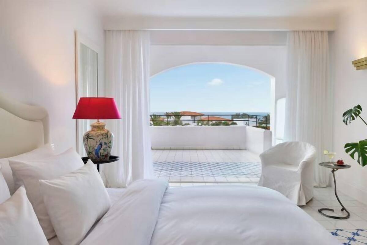 1 kamar tidur, minibar, brankas, dan didekorasi berbeda-beda