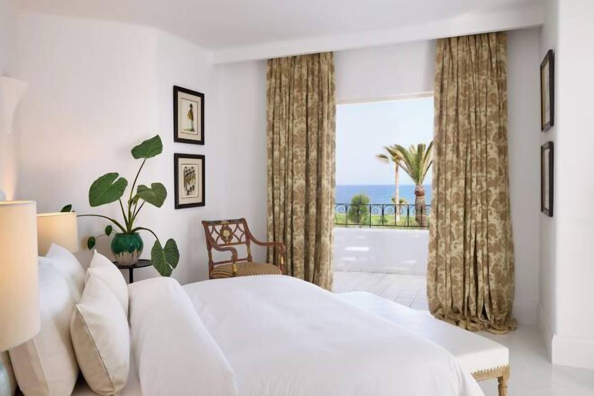 1 kamar tidur, minibar, brankas, dan didekorasi berbeda-beda