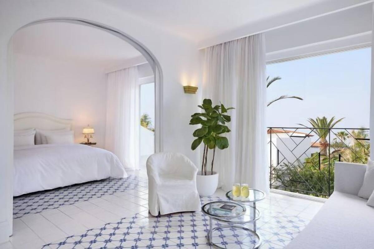 1 kamar tidur, minibar, brankas, dan didekorasi berbeda-beda