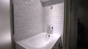 Standard Quadruple Room, 2 Double Beds, Bathtub | Deep soaking bathtub