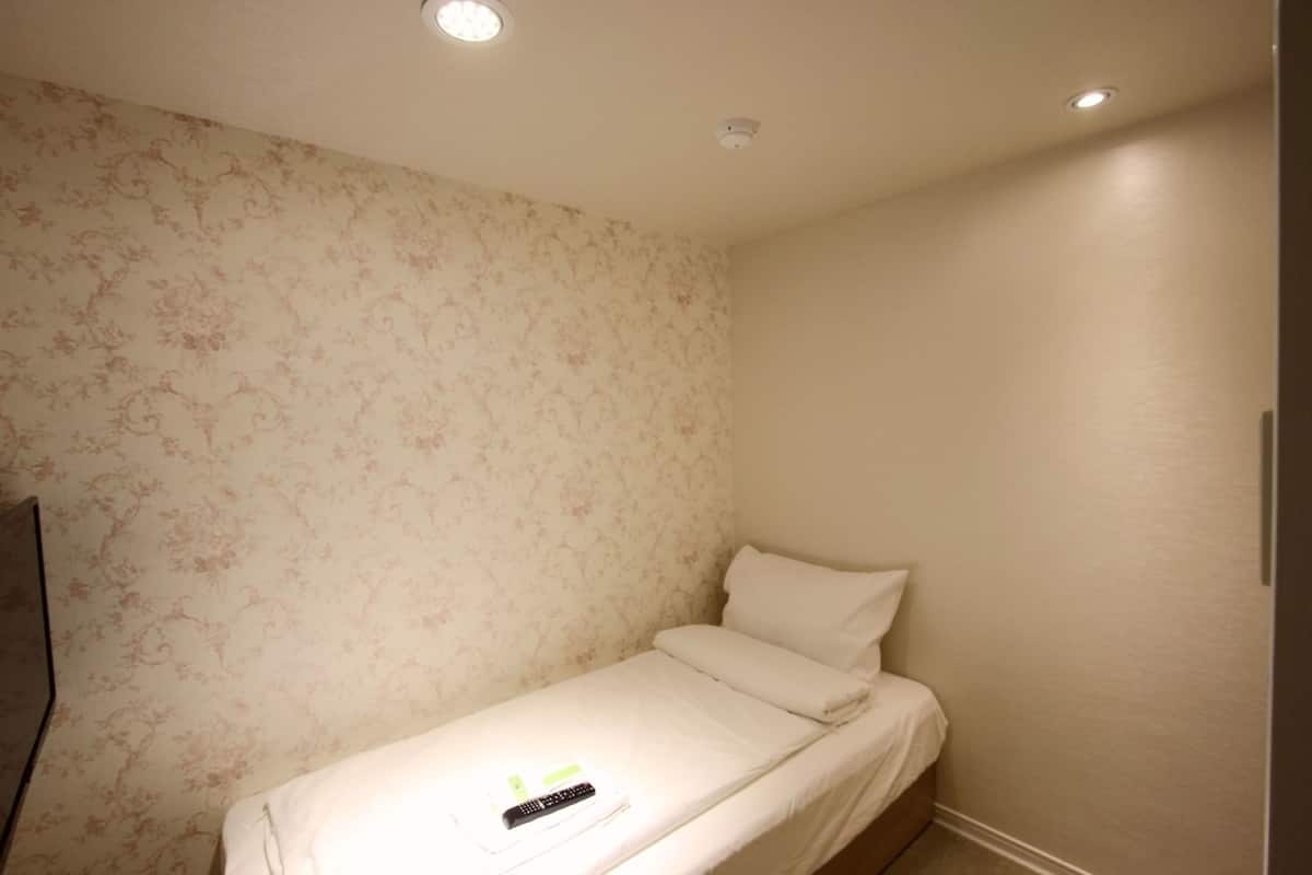 Cubrecamas, cortinas blackout, sistema de insonorización y wifi gratis