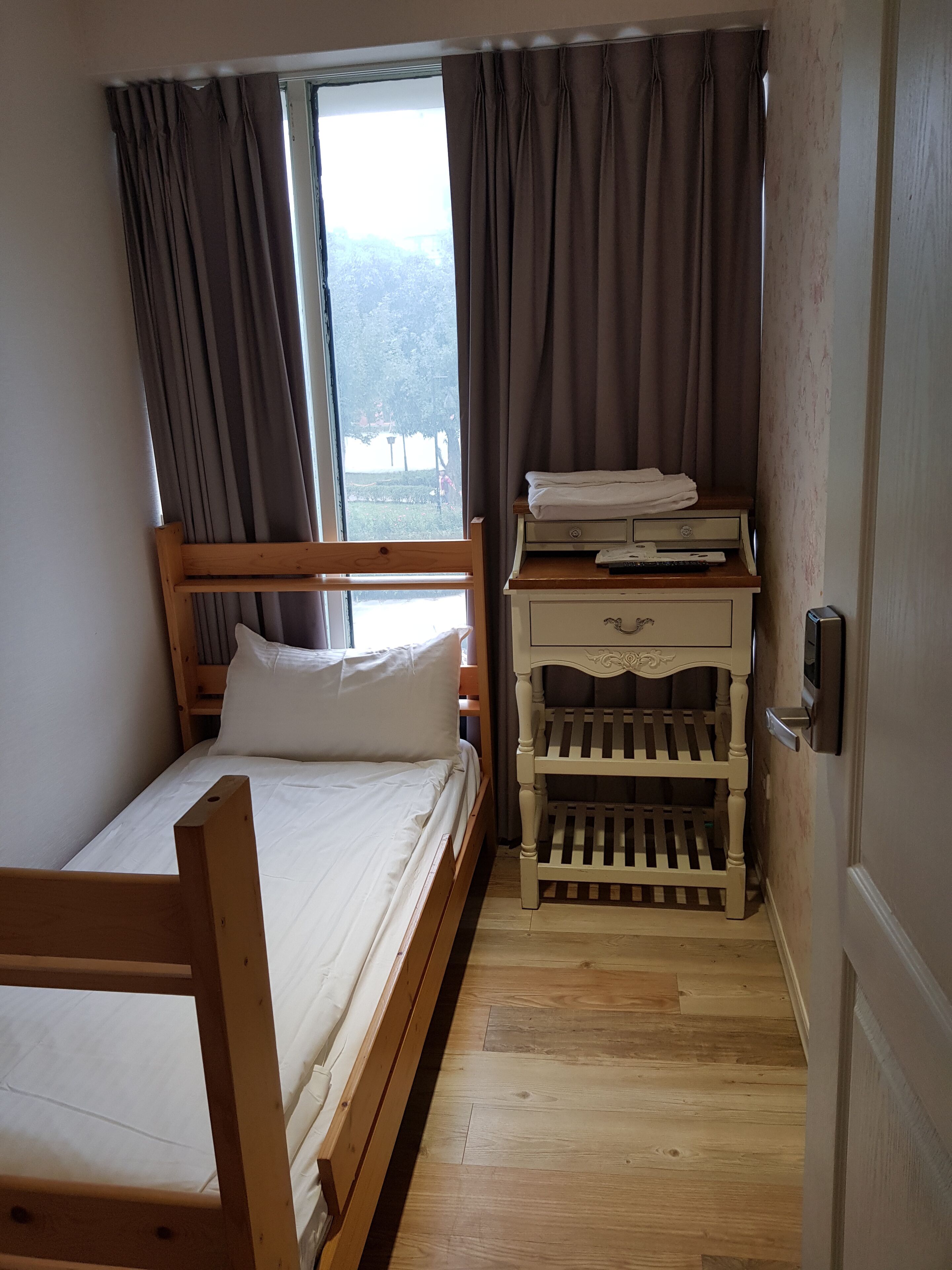 Cubrecamas, cortinas blackout, sistema de insonorización y wifi gratis 