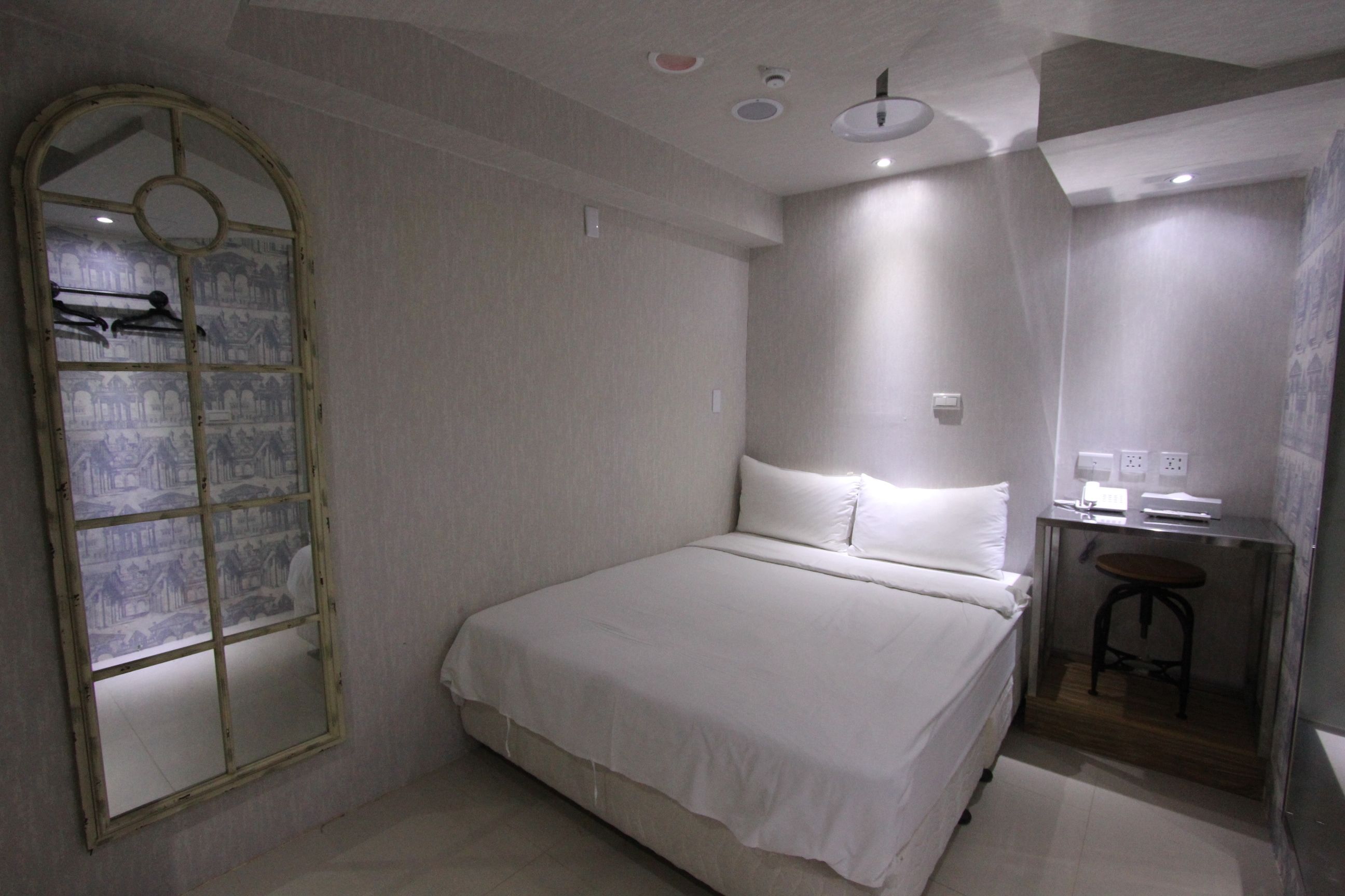 Cubrecamas, cortinas blackout, sistema de insonorización y wifi gratis 