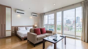 Studio, Non Smoking, Balcony | In-room safe, desk, iron/ironing board, rollaway beds