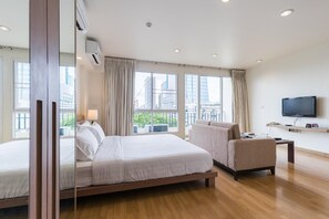 Studio, Non Smoking, Balcony | In-room safe, desk, iron/ironing board, rollaway beds - Bangkok Patio (Bangkok)