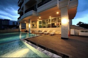 Piscine extérieure, chaises longues