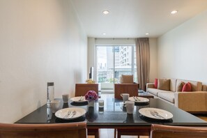 Departamento, 2 habitaciones, para no fumadores | Área de sala de estar | Televisión de 42 pulgadas con canales digitales 