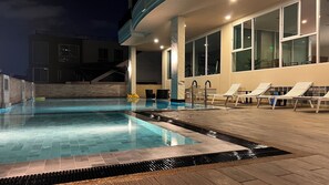 Útilaug, sólstólar