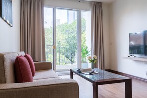 Íbúð - 1 svefnherbergi - reyklaust | Stofa | 42-tommu sjónvarp með stafrænum rásum