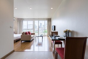 Studio, ikke-røyk, balkong | Oppholdsområde | En 42-tommers TV med digitale kanaler