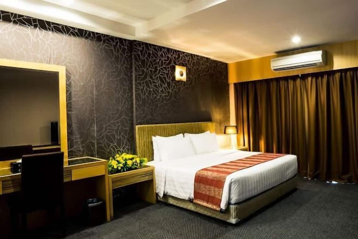 Premium bedding, in-room safe, desk, soundproofing