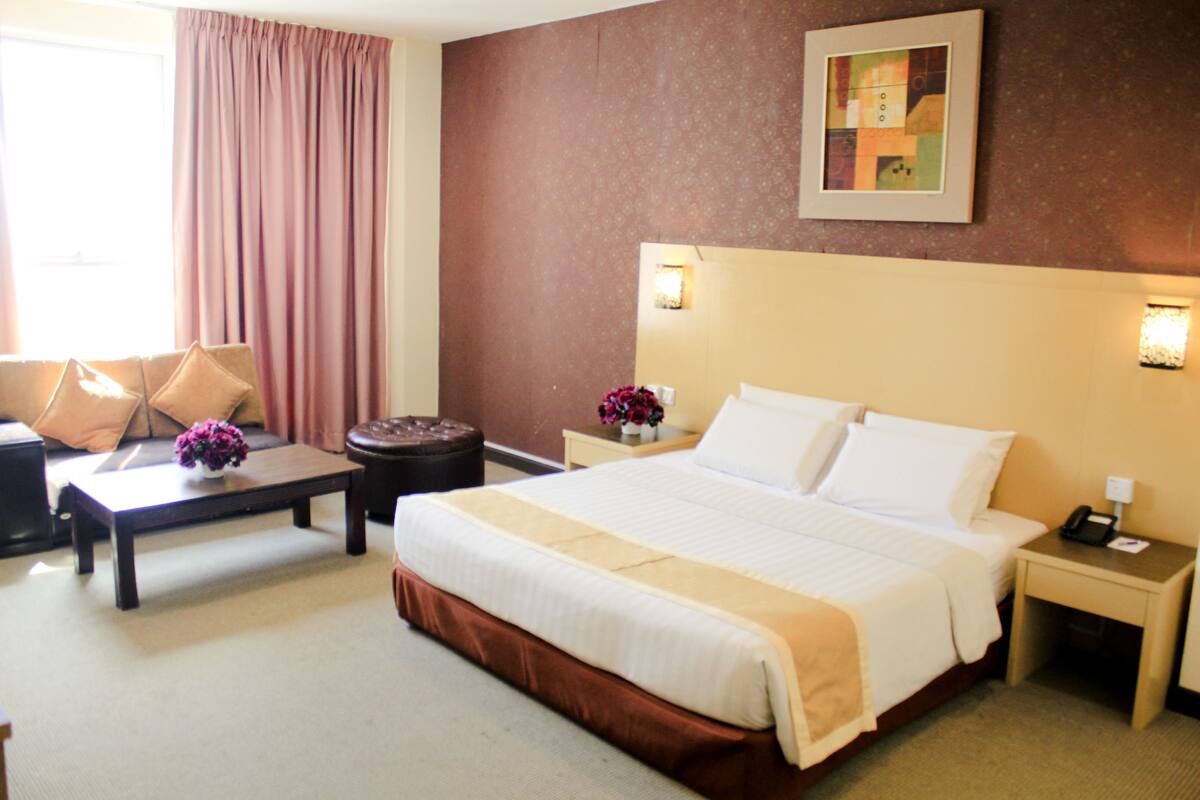 Executive King Room | 高档床上用品、客房内保险箱、办公桌、隔音