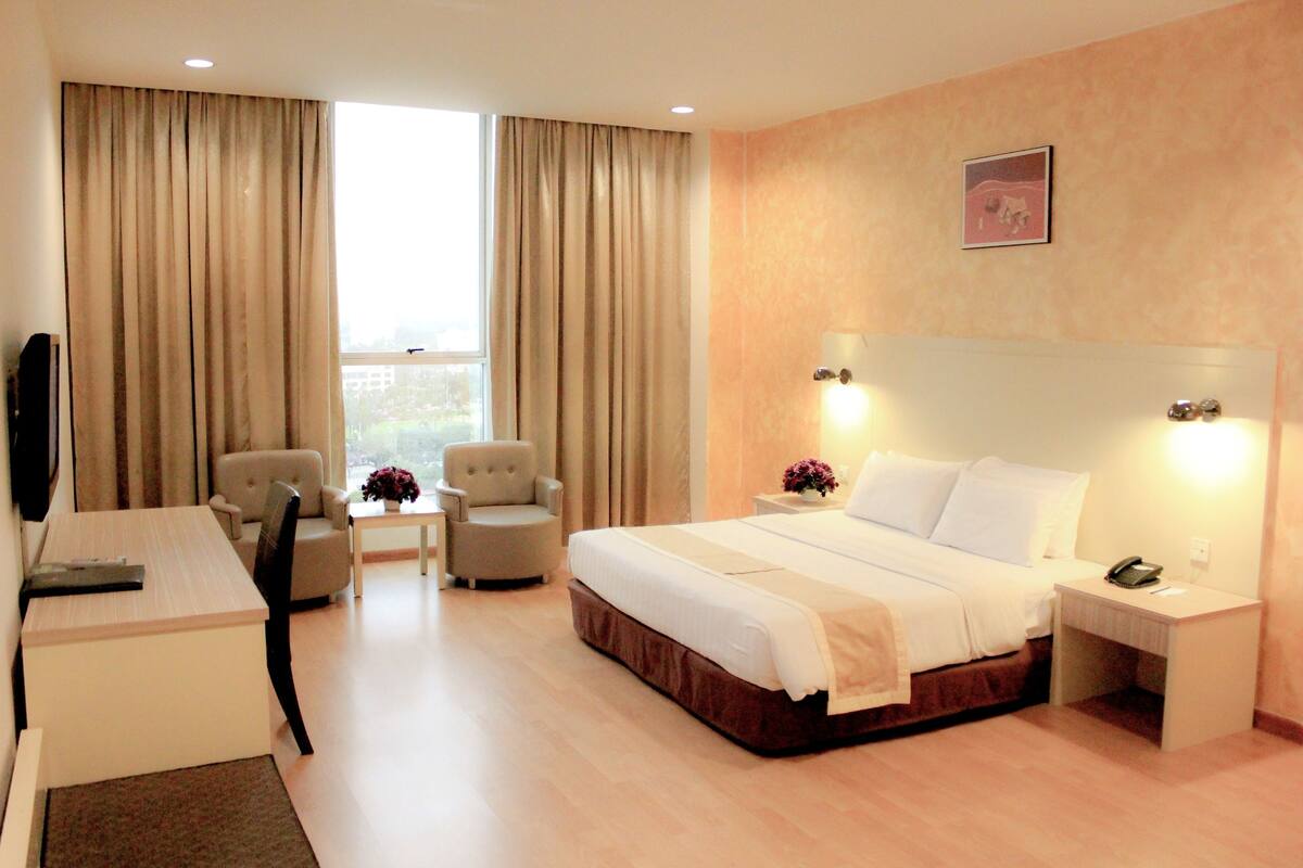 Deluxe King Room | 高档床上用品、客房内保险箱、办公桌、隔音