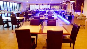 Se sirven desayunos, almuerzos y cenas; cocina fusión