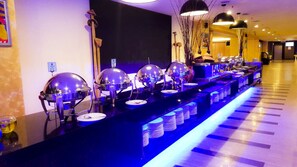 S'hi serveixen esmorzars, dinars, sopars i plats de cuina de fusió