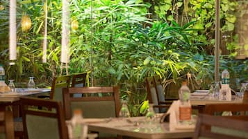 3 restaurants; breakfast, lunch, and dinner served