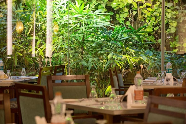 3 restaurants; breakfast, lunch, and dinner served