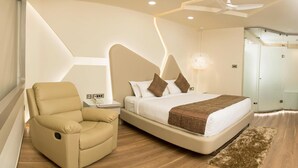 Un dormitorio moderno con cama, una silla y un ventilador de techo.