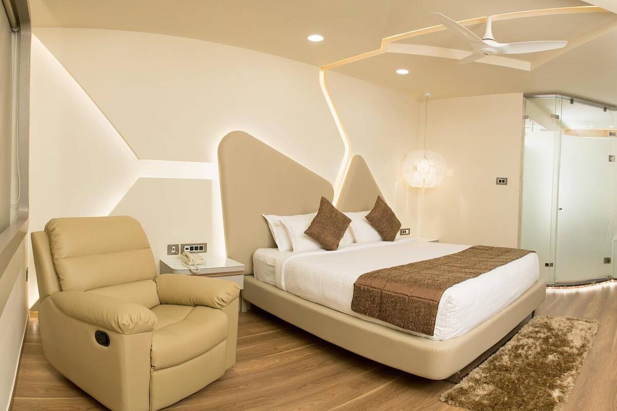 1 bedroom, premium bedding, minibar, in-room safe