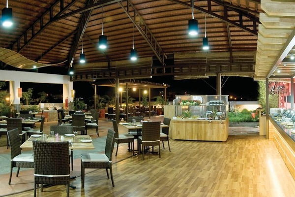 3 restaurants; breakfast, lunch, and dinner served